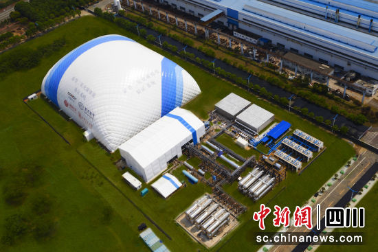 项目像一座蓝白相间的“小山”。东方汽轮机 供图